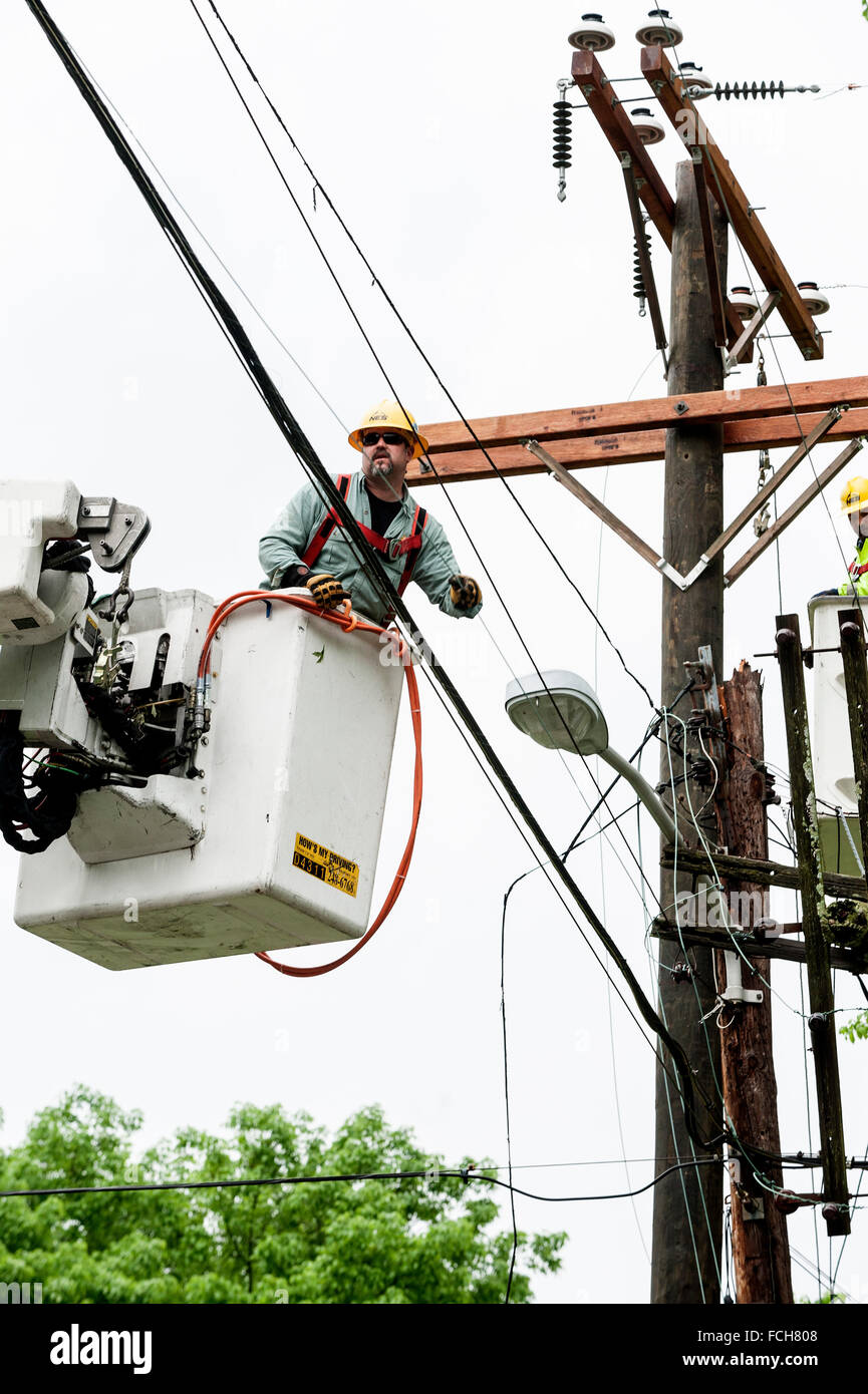 Workers replacing an electrical pole Stock Photo Alamy