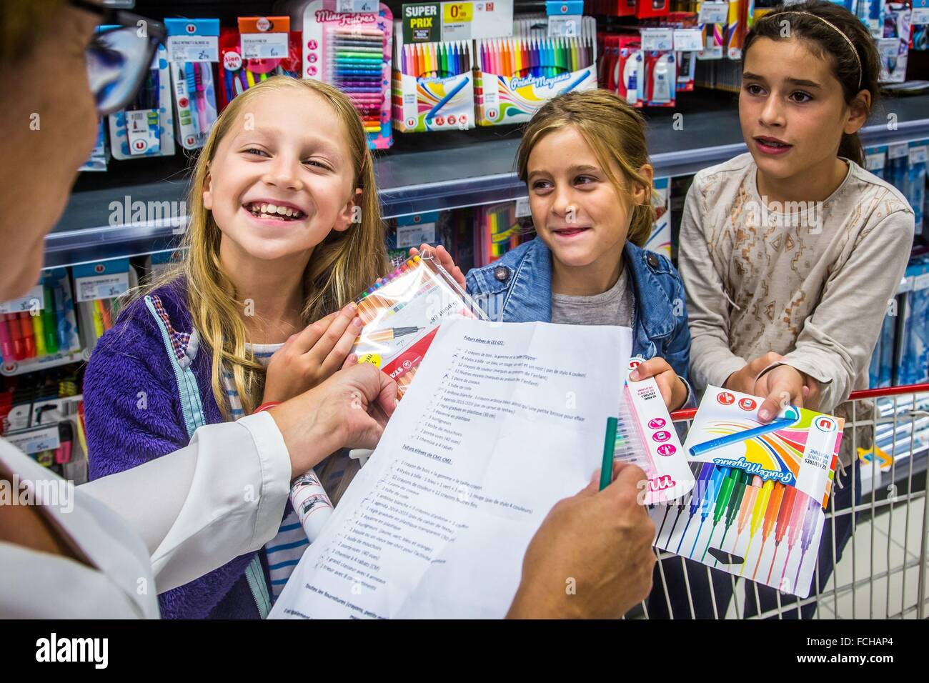 BACK-TO-SCHOOL ILLUSTRATION, BUYING SCHOOL SUPPLIES AT A SUPERMARKET Stock Photo
