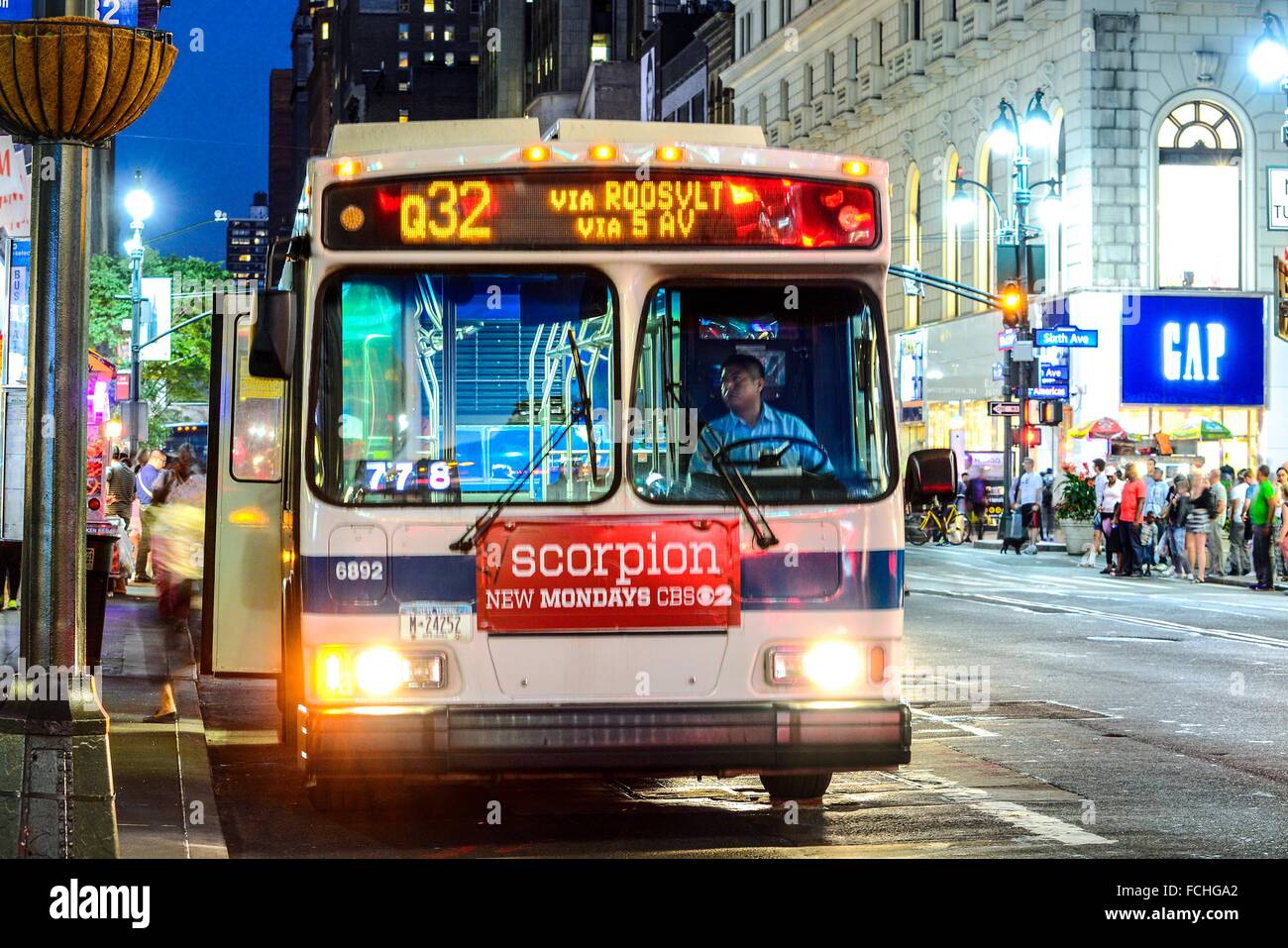 Q32 Bus Hi res Stock Photography And Images Alamy