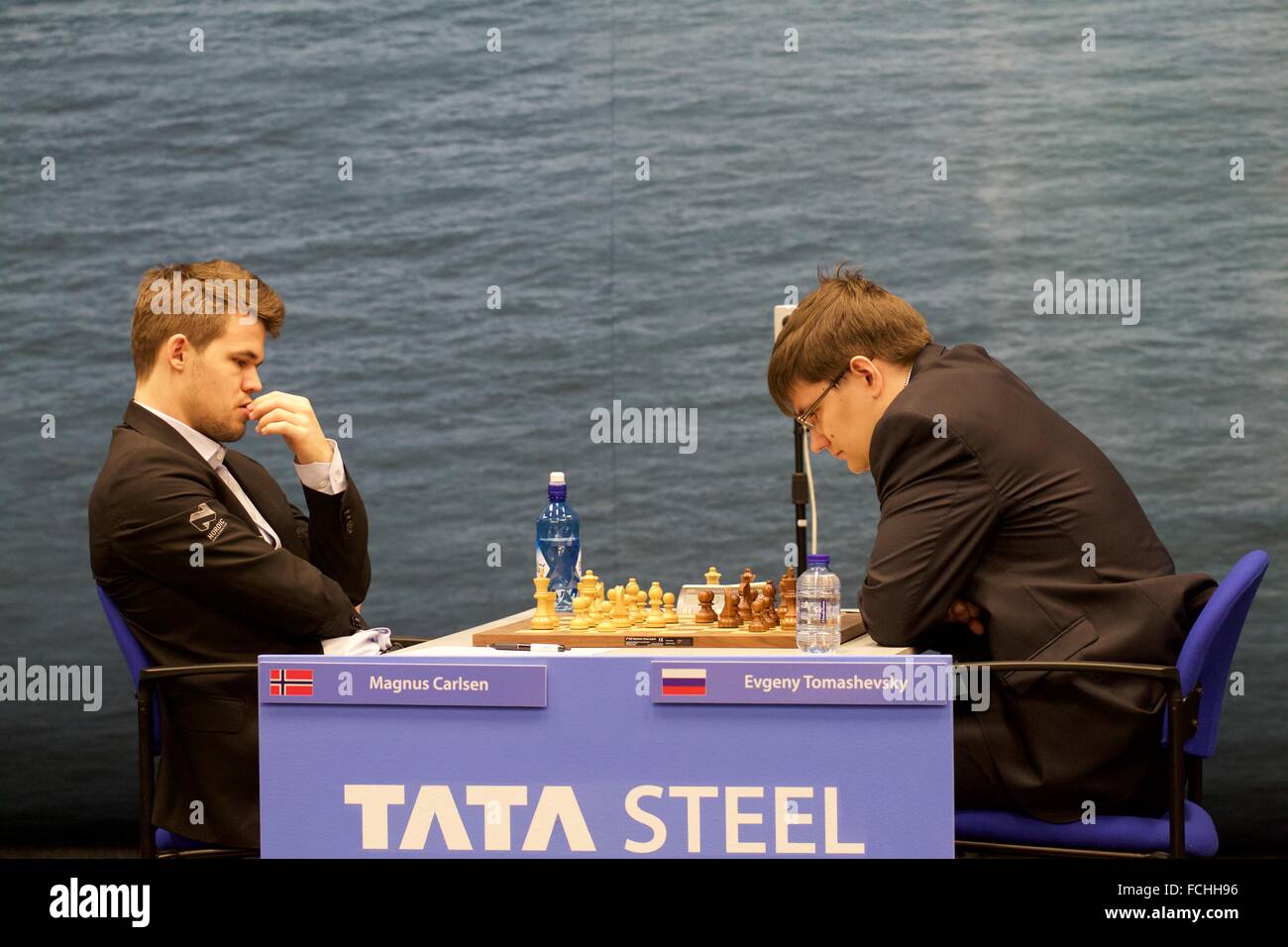 Jerusalem, Israel. 14th December, 2019. WESLEY SO (L), 27, of the USA,  competes with IAN NEPOMNIACHTCHI (R), 29, of Russia, in Round 2, Game 1, of  the final leg of the World