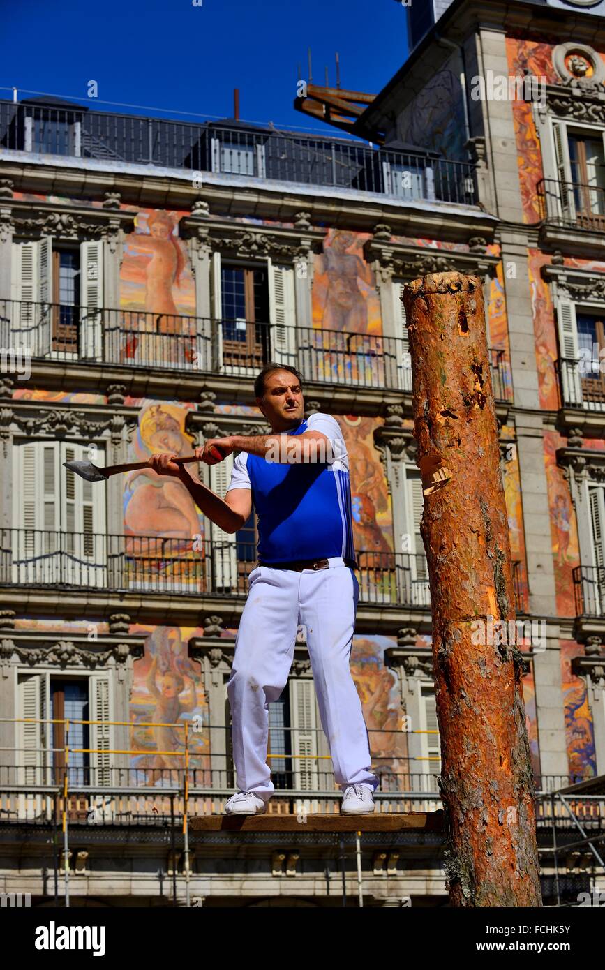 Performing the ´Fiesta de los Gabarreros´ woodcutting festival typical of El Espinar (Segovia province) in the Plaza Mayor of Stock Photo