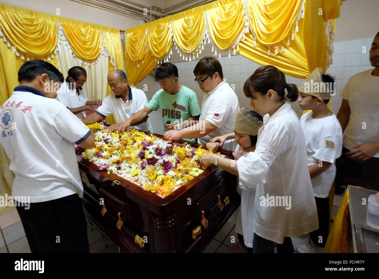 Relatives Putting Flowers Into The Coffin Sarawakian Chinese Funeral Ceremony Malaysia Stock Photo Alamy