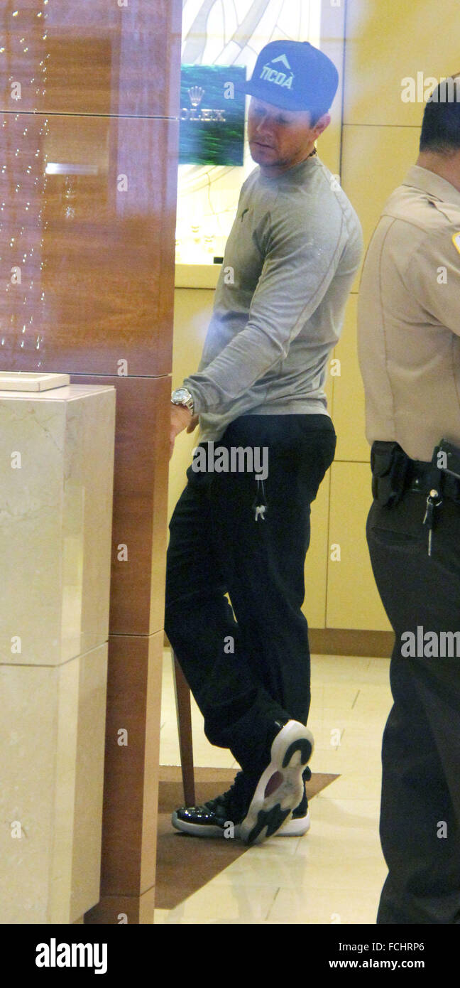 Mark Wahlberg goes christmas shopping at luxury jewelry store, Gearys