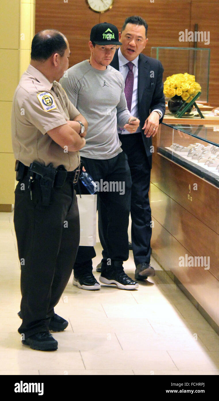 Mark Wahlberg goes christmas shopping at luxury jewelry store, Gearys