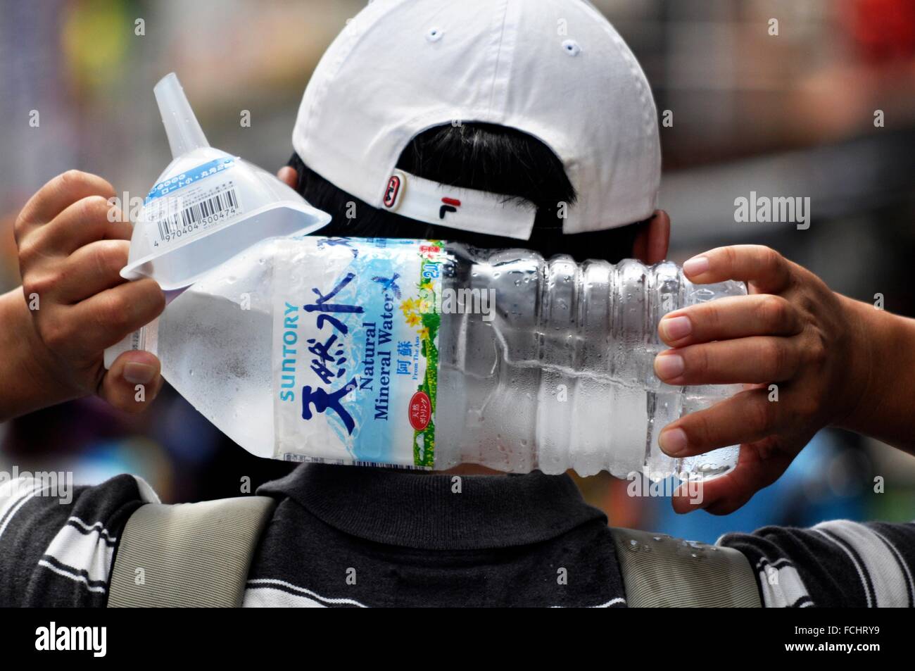 https://c8.alamy.com/comp/FCHRY9/naha-okinawa-japan-a-man-carrying-a-bottle-of-cold-water-on-his-neck-FCHRY9.jpg