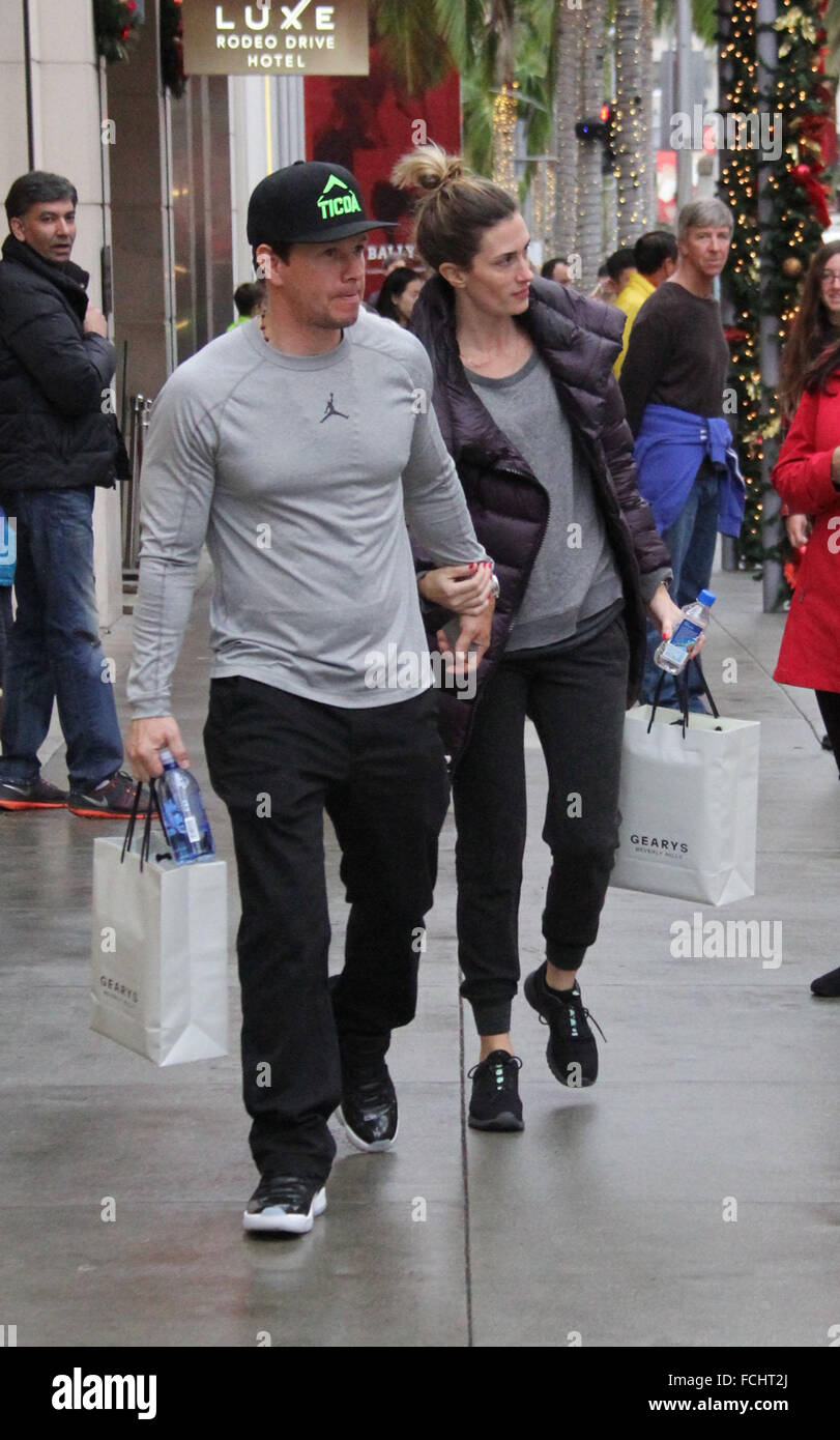 Mark Wahlberg goes christmas shopping at luxury jewelry store, Gearys