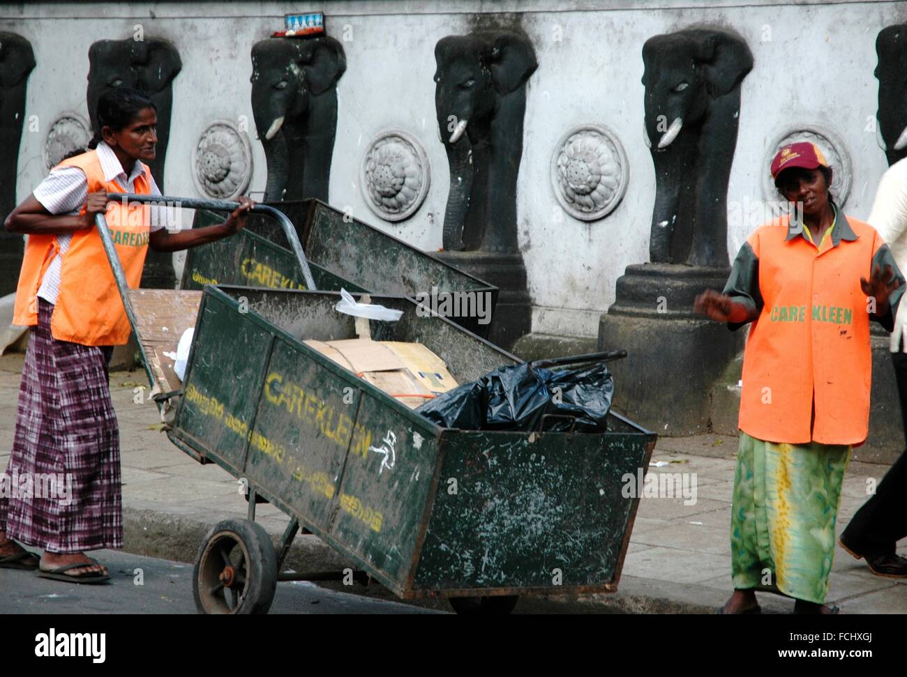 Kandy, Sri Lanka female street cleaners Stock Photo Alamy
