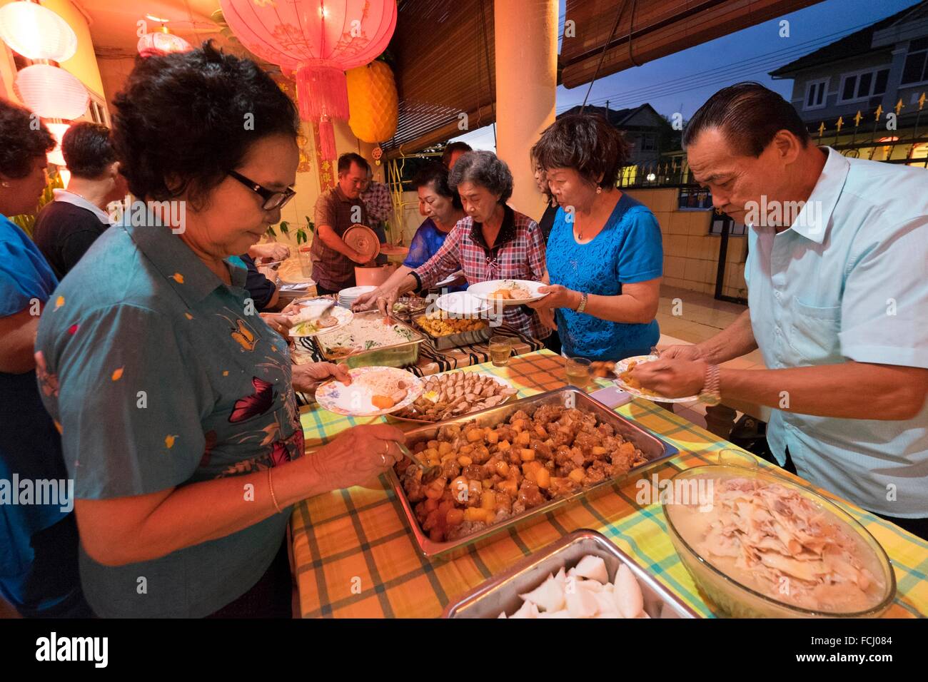 A Typical Chinese New Year Dinner Party In Kuching Sarawak Malaysia Stock Photo Alamy