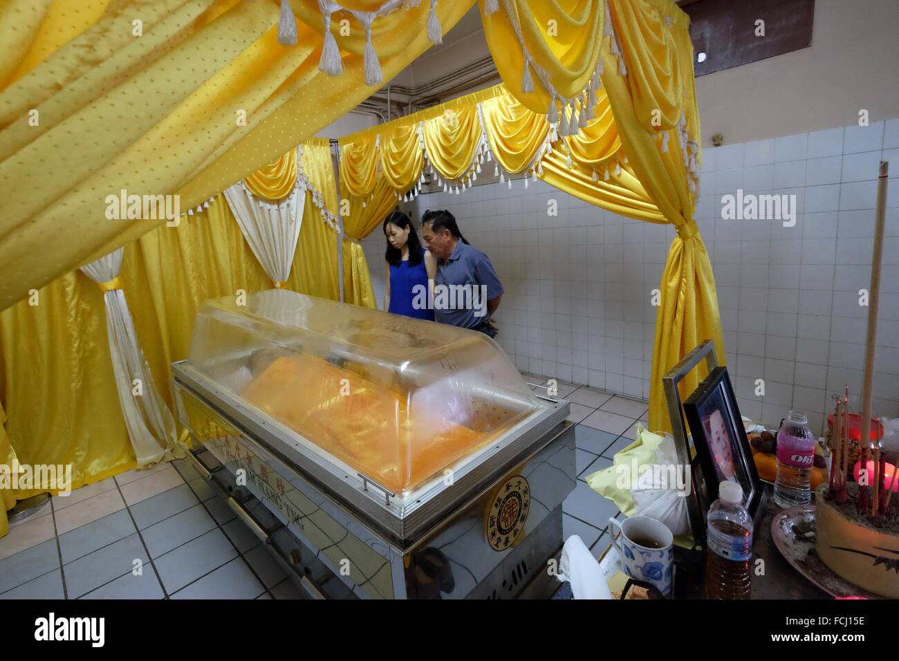 Relatives pay their last respect. Sarawakian chinese funeral ceremony. Malaysia Stock Photo Alamy