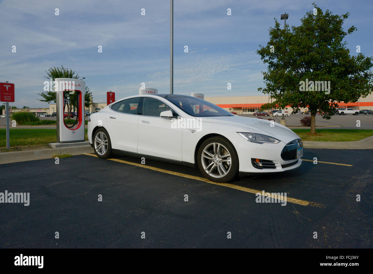 Tesla charging cord hires stock photography and images Alamy