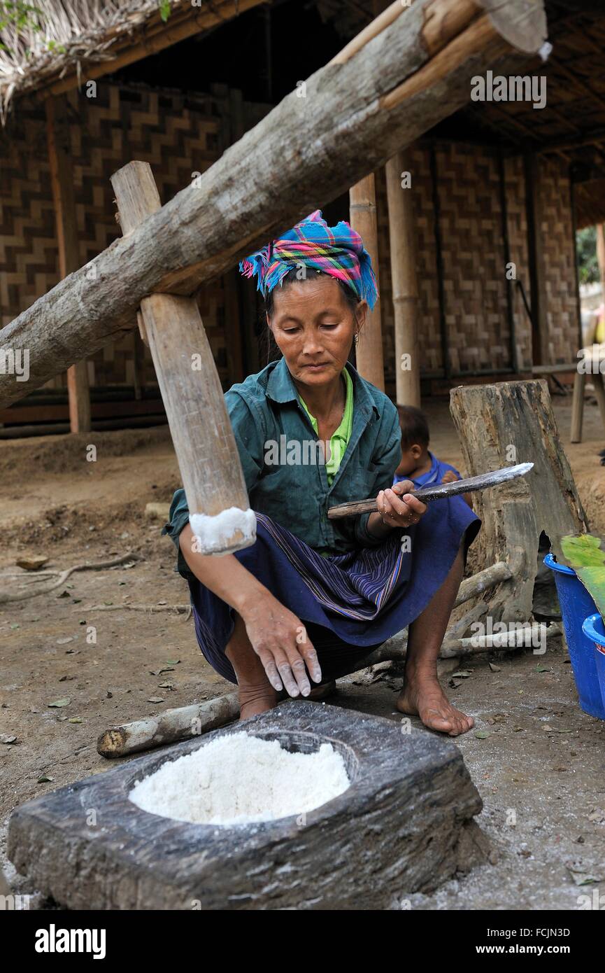 foot activated lever pestle in the village of Ban Pha Yong, where live people from both Khmu and Hmong minority ethnics groups, Stock Photo