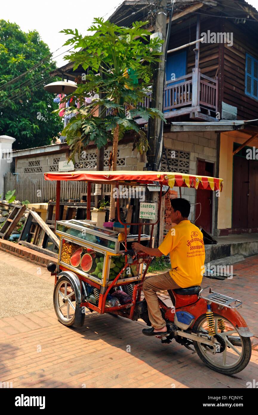 Delivery tricycle hires stock photography and images Alamy