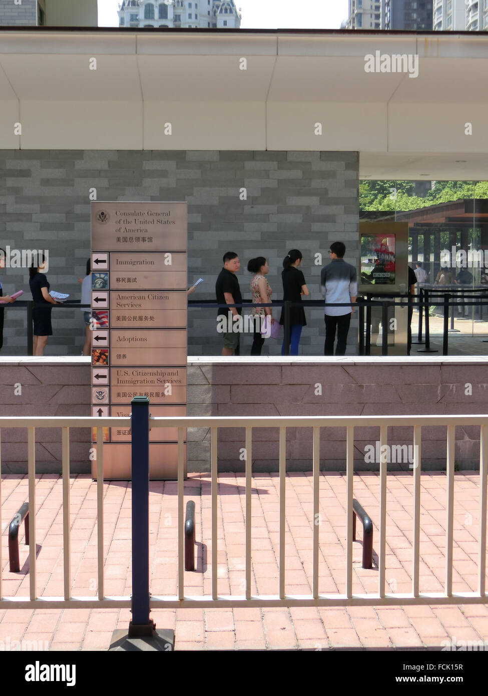 People standing outside a building hi-res stock photography and images ...