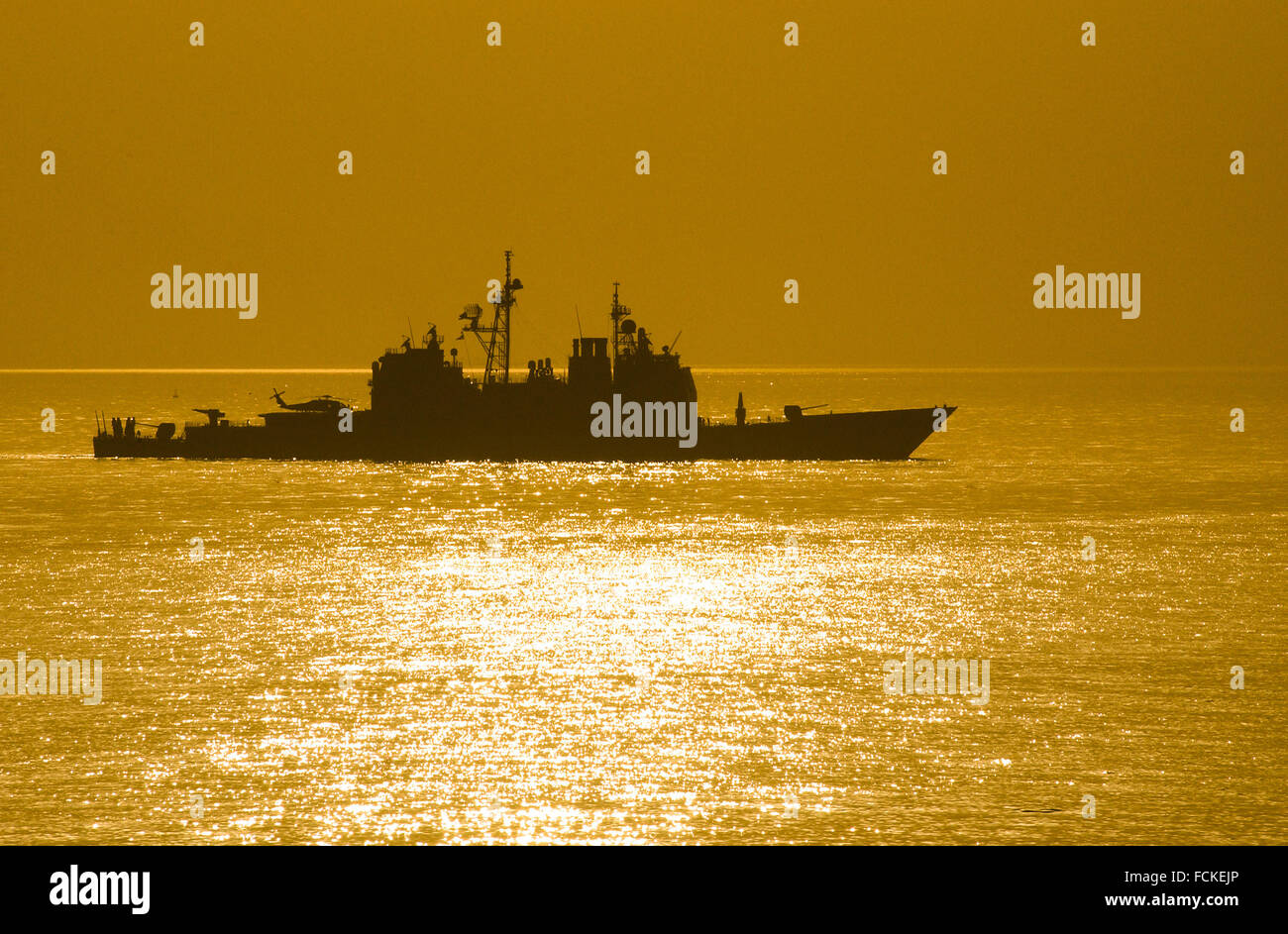 USS Mobile Bay on patrol during the Second Gulf War she was one of thirty warships and submarines that launched Tomahawk missiles into Iraq Stock Photo