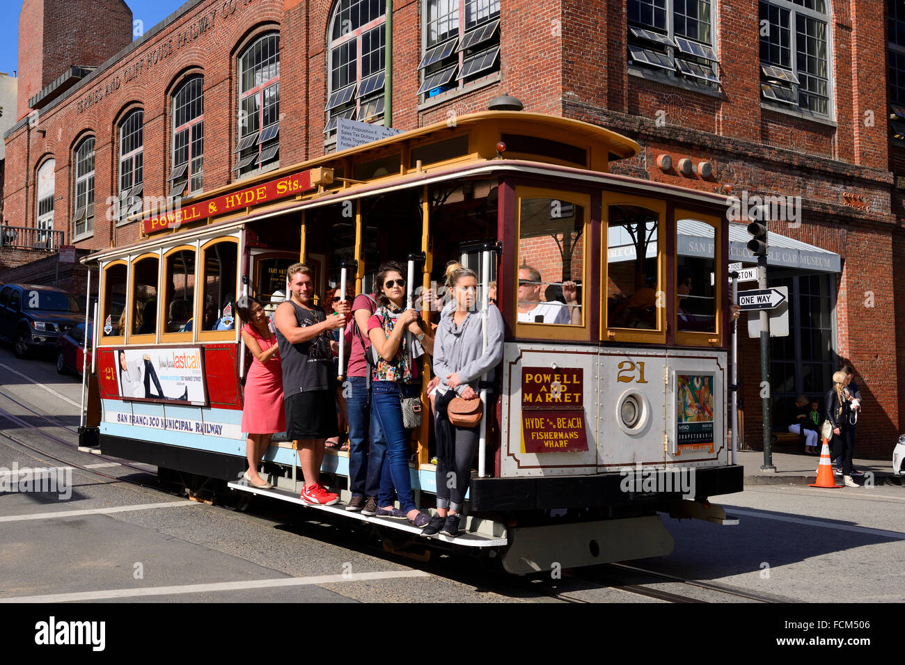 Powell & Hyde cable car passing front of Cable Car Museum in Nob Hill, San Francisco, California, USA Stock Photo