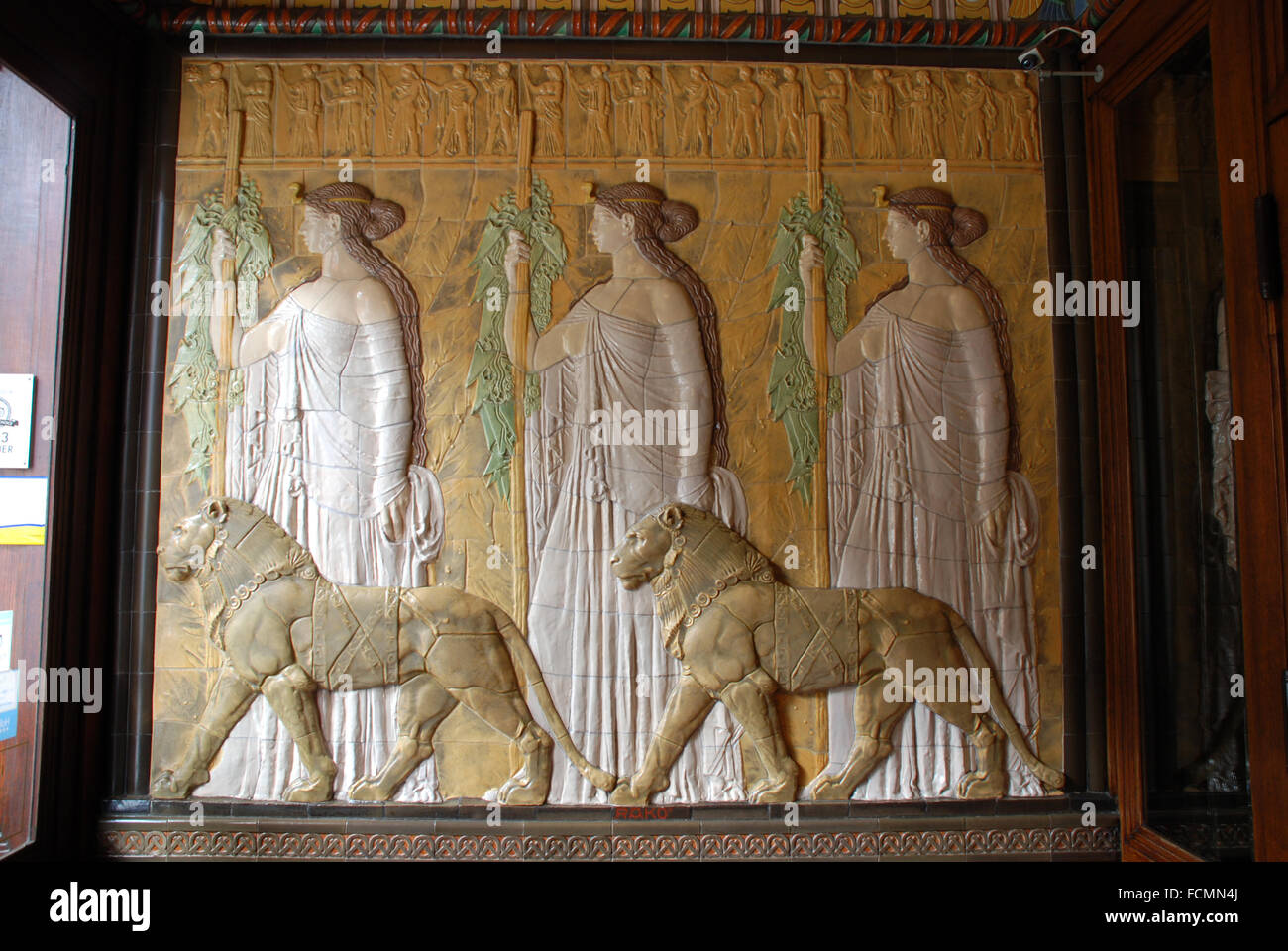 Art deco hotel lobby hi-res stock photography and images - Alamy