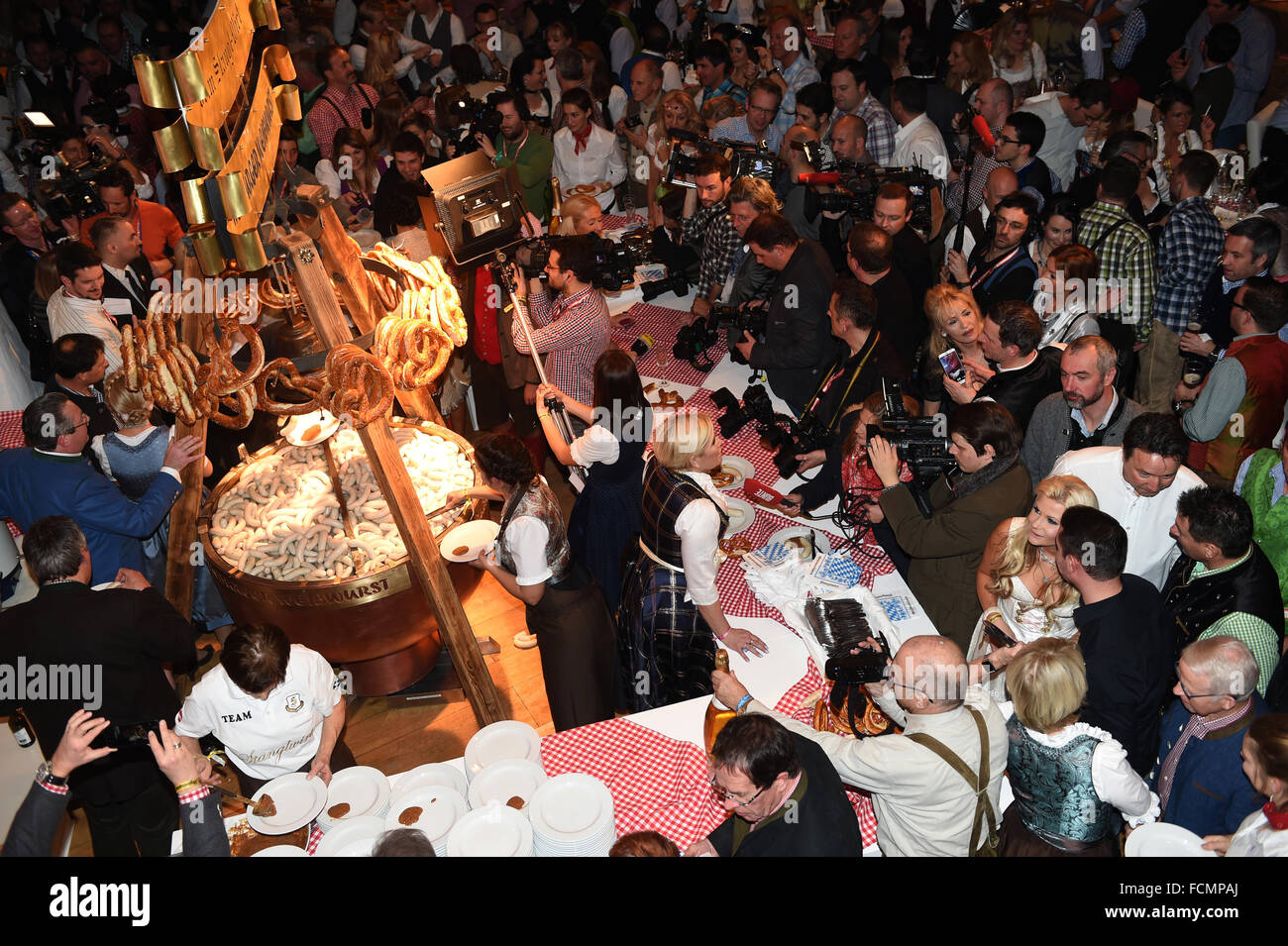 Going, Austria. 22nd Jan, 2016. The Weisswurst kettle can be seen at the 25th Weisswurst party at Stanglwirt hotel in Going, Austria, 22 January 2016. Photo: Felix Hoerhager/dpa/Alamy Live News Stock Photo
