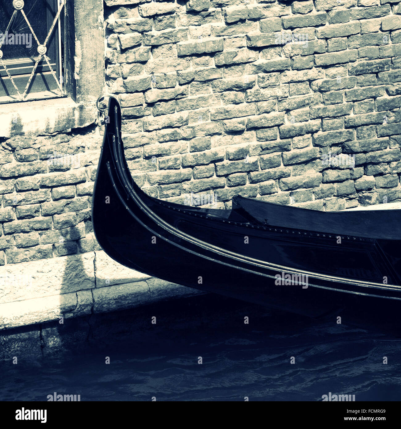 Gondola docking hi-res stock photography and images - Alamy
