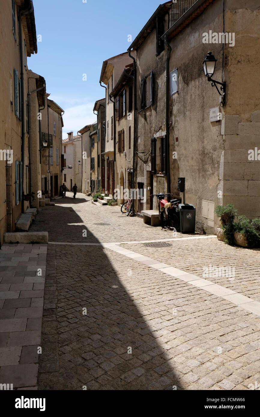 Picturesque street in the village of Mons en Provence, Var department in the Provence-Alpes-Cote d'Azur region, southern France. Stock Photo