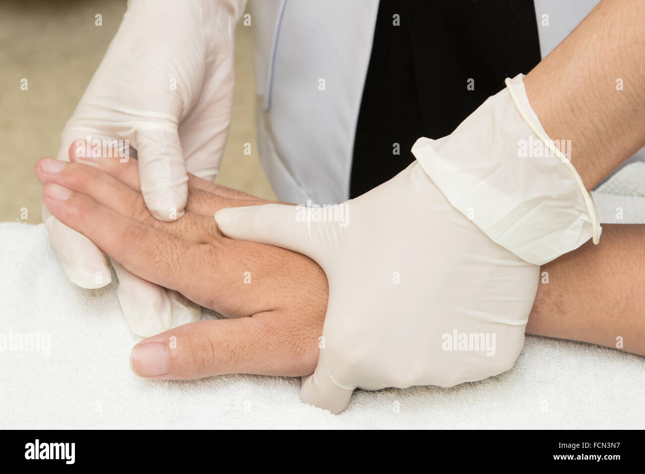 Пальцы после гипса. Реабилитация перелома кисти. Реабилитация кисти после перелома. Массаж при переломе кисти руки. Массаж при переломе лучезапястного сустава.
