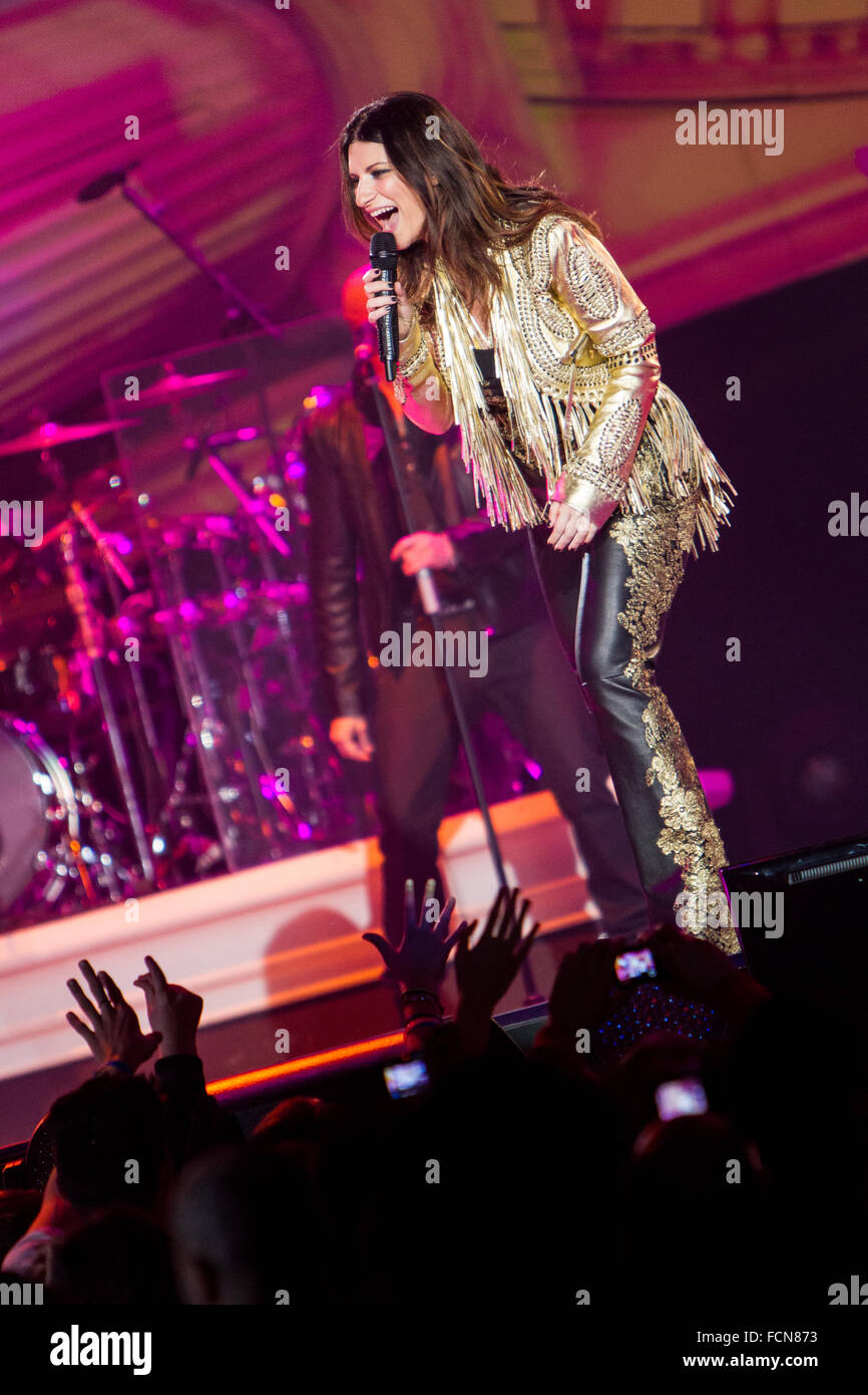 Assago Milano, Italy 14/04/2009 : Laura Pausini during the live concert at  the Assago Forum Stock Photo - Alamy