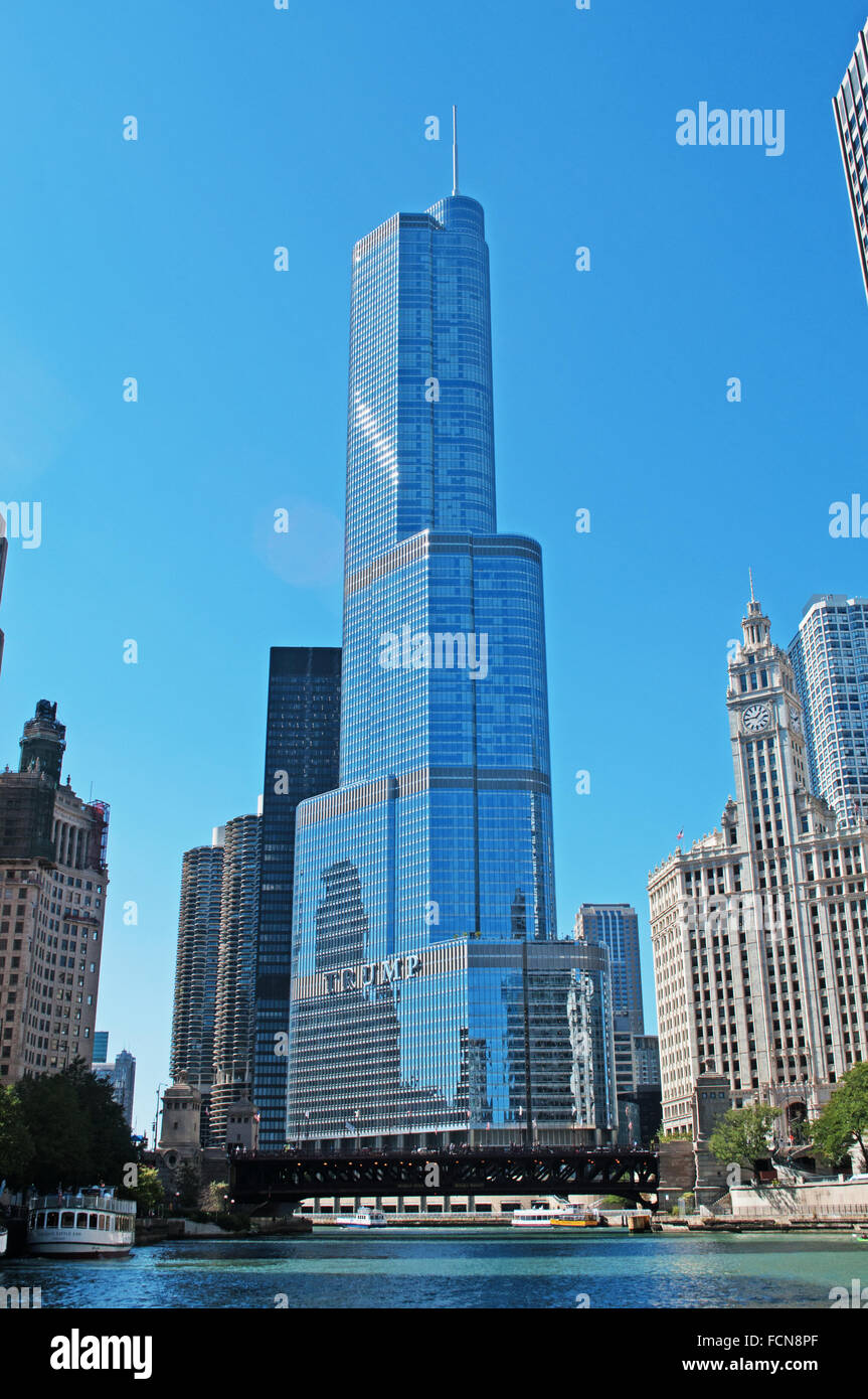 Chicago, Illinois: canal cruise on the Chicago River, view of the Trump Tower and Wrigley Building, iconic skyscrapers among the symbols of the city Stock Photo