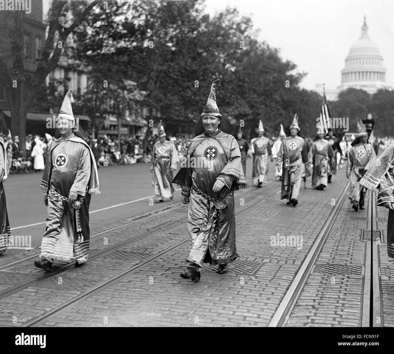 Ku Klux Klan. Hiram Wesley Evans (centre), Grand Wizard of the Ku Klux Klan from 1922 to 1939, leading a march down Pennsylvania Avenue in Washington DC on 13th September 1926 Stock Photo