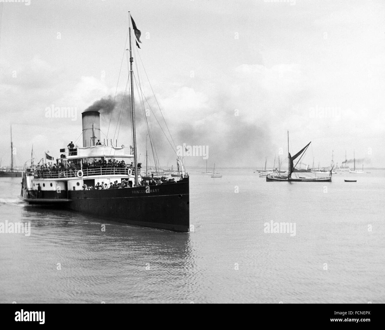 AJAXNETPHOTO. 1911-1914 (APPROX), SOUTHSEA, ENGLAND. - EXCURSION STEAMER - RED FUNNEL PADDLE STEAMER PROBABLY PREPARING TO BERTH AT CLARENCE PIER AFTER A SOLENT ROUND TRIP IN PRE WWI YEARS. SHIP WAS REQUISITIONED BY THE ROYAL NAVY AND USED AS A MINESWEEPER IN THE MEDITERRANEAN SEA BEFORE BEING SUNK IN AUGUST 1919 AFTER HITTING THE WRECK OF HMS MAJESTIC.  PHOTO:AJAX VINTAGE PICTURE LIBRARY  REF:AVL SHI PRINCESS MARY 1911 14 Stock Photo
