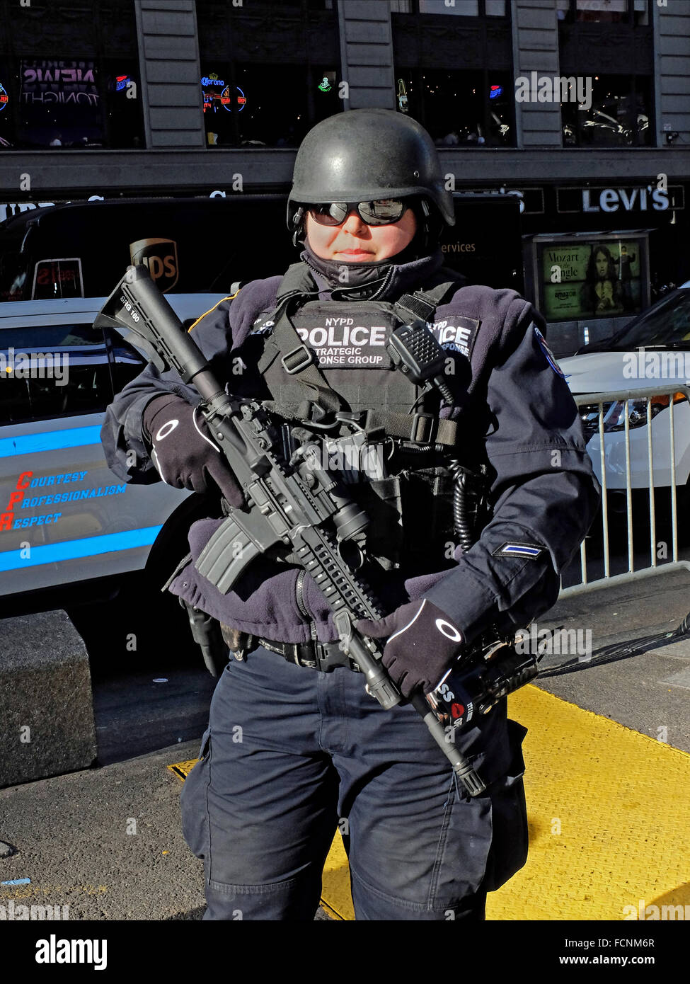 An armed woman New York City Police officer with a machine gun in Times Square, NYC Stock Photo
