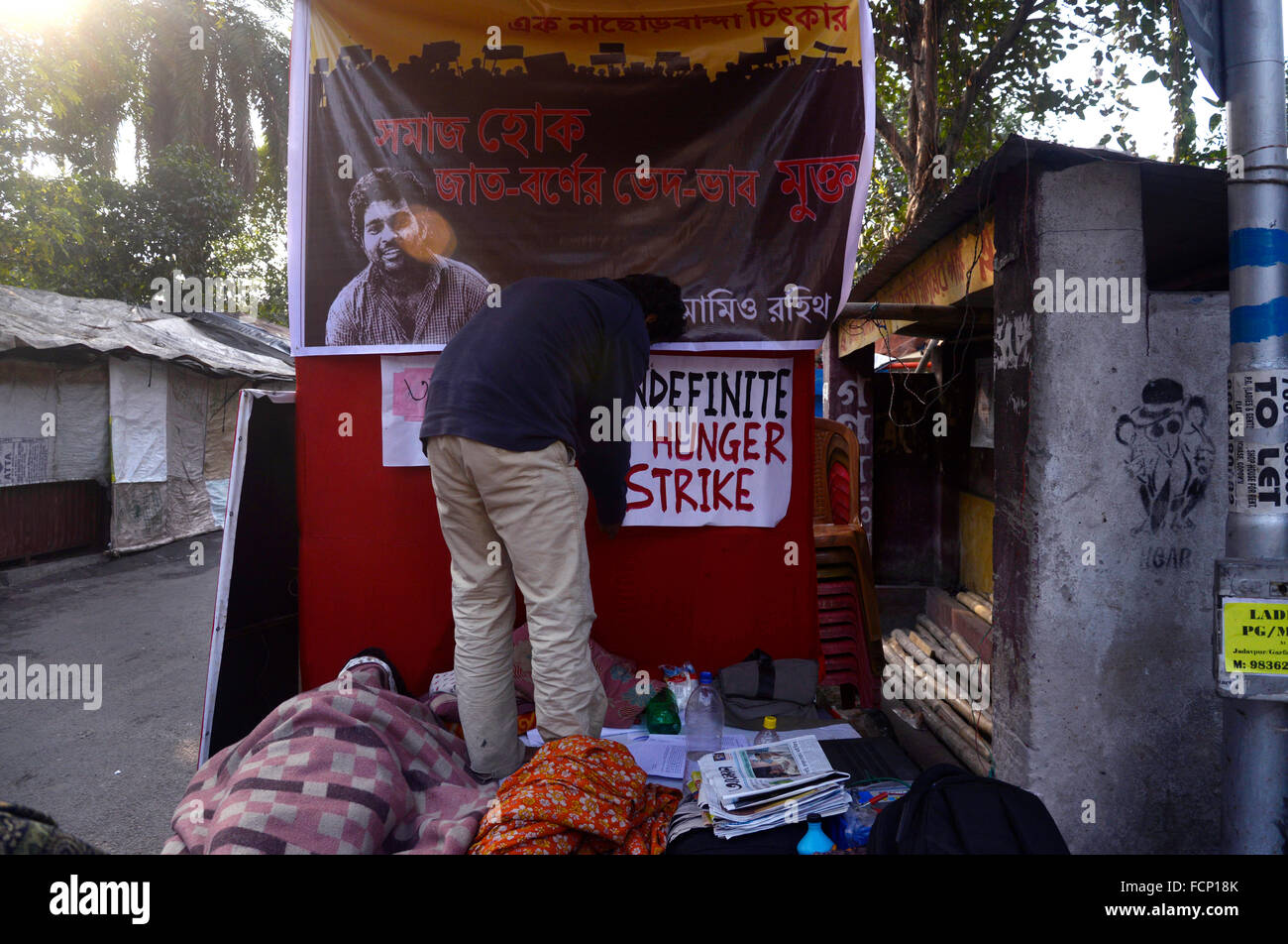 Kolkata, India. 23rd Jan, 2016. Ex Presidency student and researcher at Barkley University, U.S.A. Deborshi Chakroborty starts indefinite hunger strike protesting against suicide of Dalit student Rohit Vemula and atrocities on Dalit community by BJP and BJP led government in opposite side of Jadavpur University's Gate No 4. © Saikat Paul/Pacific Press/Alamy Live News Stock Photo