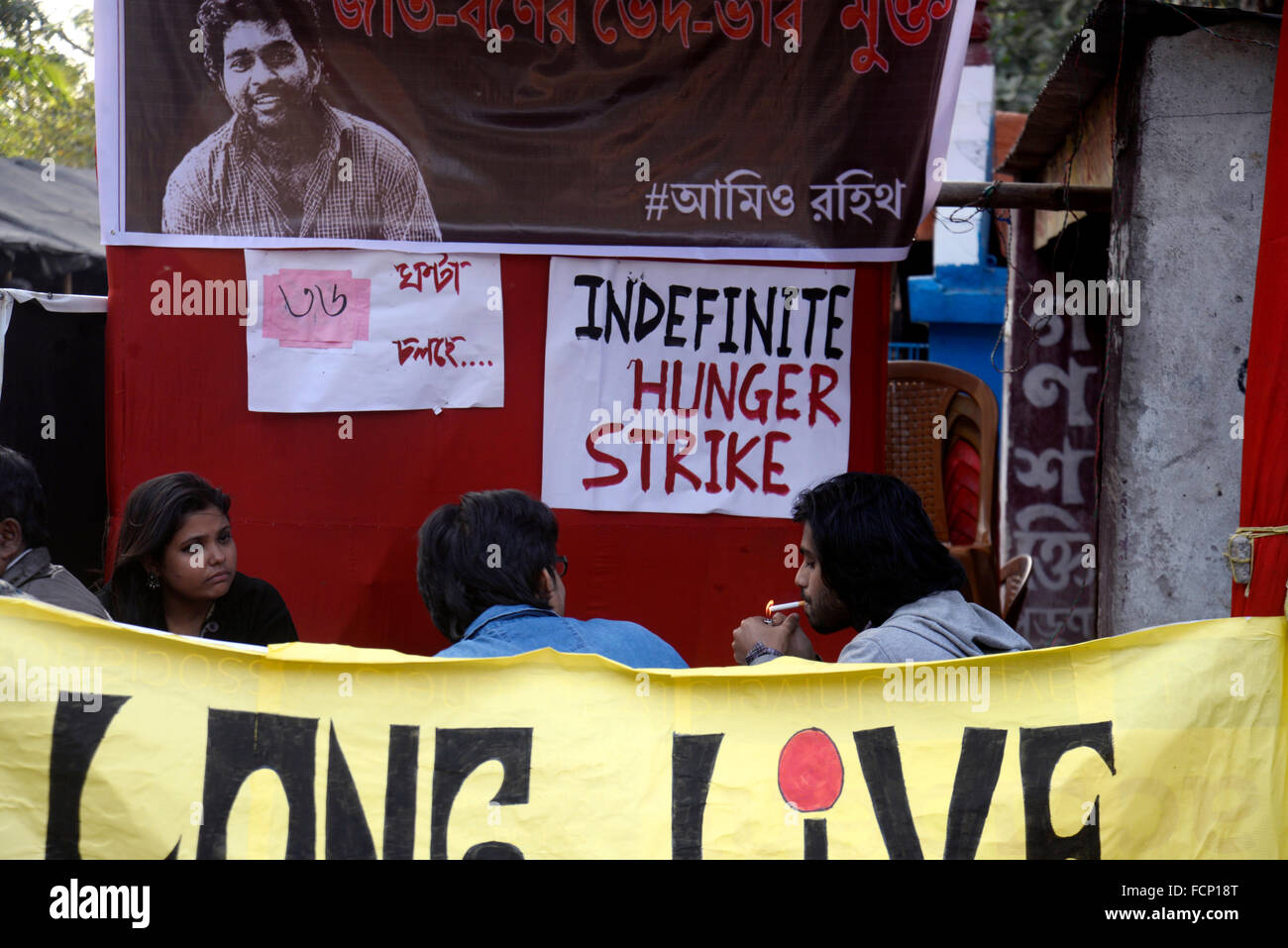 Kolkata, India. 23rd Jan, 2016. People puts banners in front of gate of the University during protest. Ex Presidency student and researcher at Barkley University, U.S.A. Deborshi Chakroborty starts indefinite hunger strike protesting against suicide of Dalit student Rohit Vemula and atrocities on Dalit community by BJP and BJP led government in opposite side of Jadavpur University's Gate No 4. © Saikat Paul/Pacific Press/Alamy Live News Stock Photo