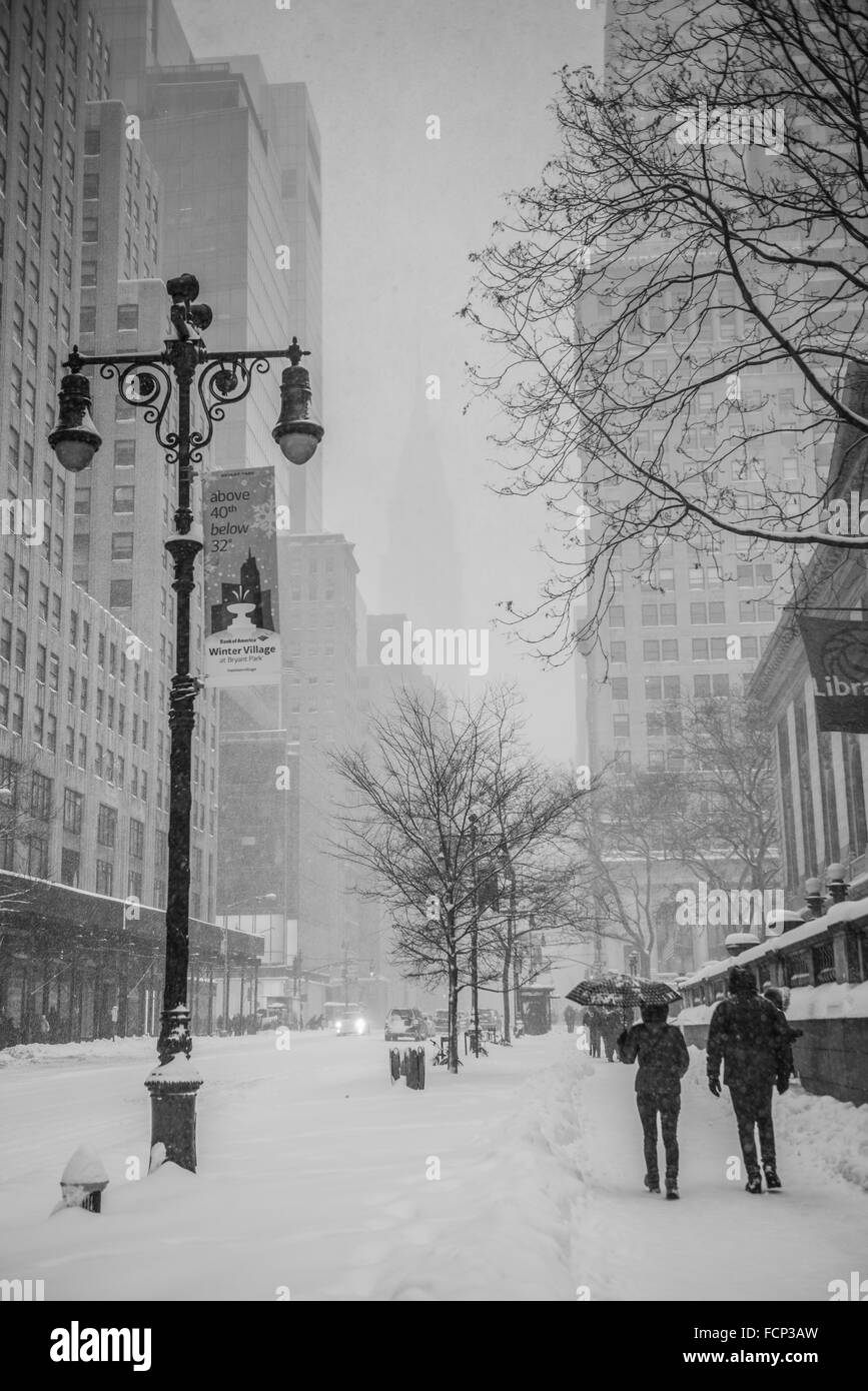 New York, USA. 23rd Jan, 2016. Scene from Midtown Manhattan, New York City during blizzard storm Jonas. January 23, 2016. Credit:  Brigette Supernova / Outer Focus Photos/Alamy Live News Stock Photo