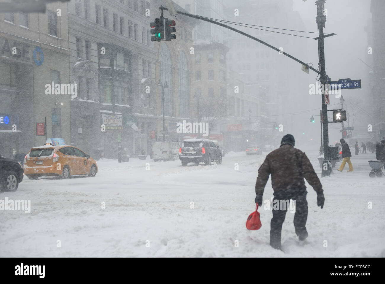 New York, USA. 23rd Jan, 2016. Scene from Midtown Manhattan, New York City during blizzard storm Jonas. January 23, 2016. Credit:  Brigette Supernova / Outer Focus Photos/Alamy Live News Stock Photo