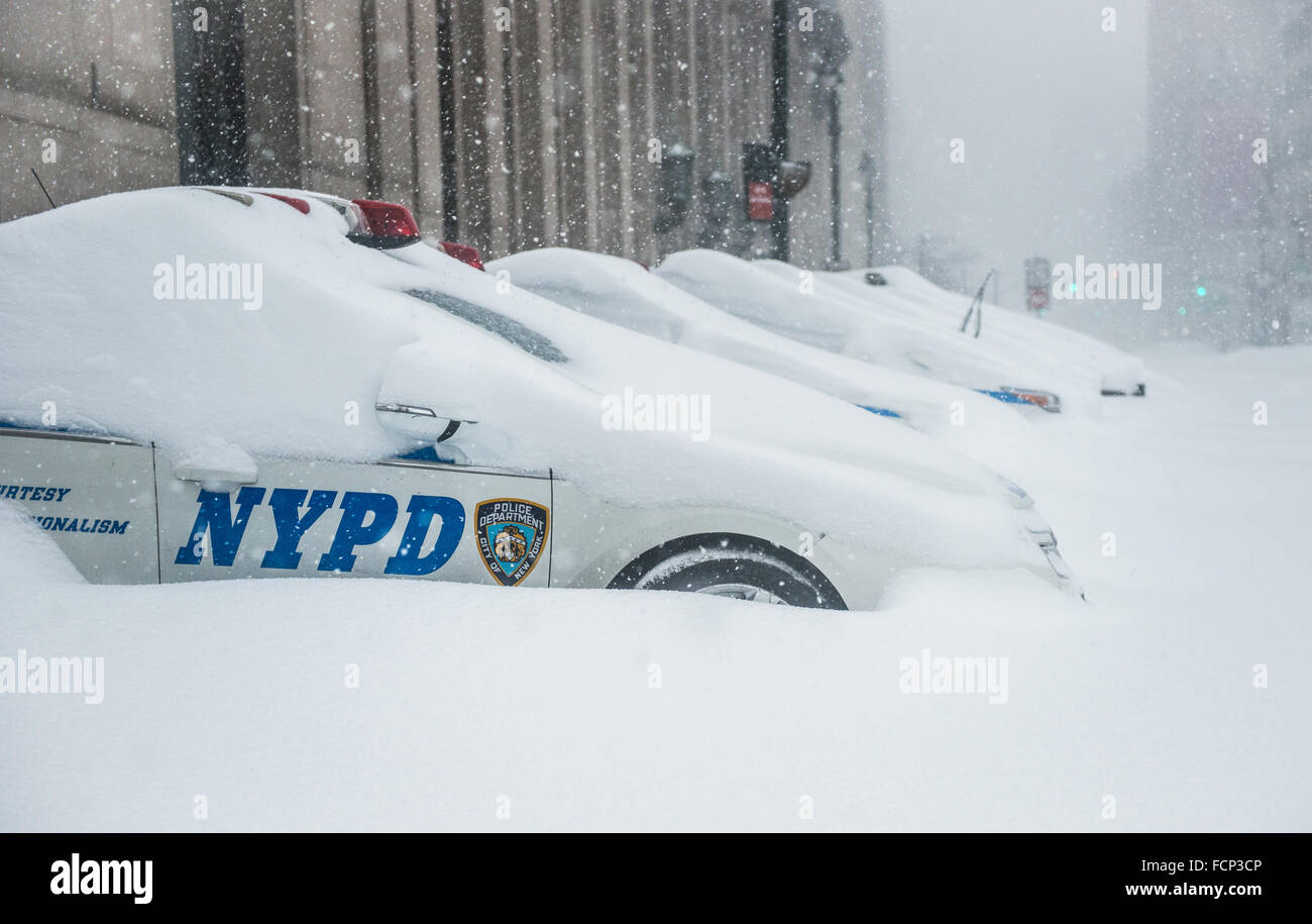 New York, USA. 23rd Jan, 2016. Scene from Midtown Manhattan, New York City during blizzard storm Jonas. January 23, 2016. Credit:  Brigette Supernova / Outer Focus Photos/Alamy Live News Stock Photo