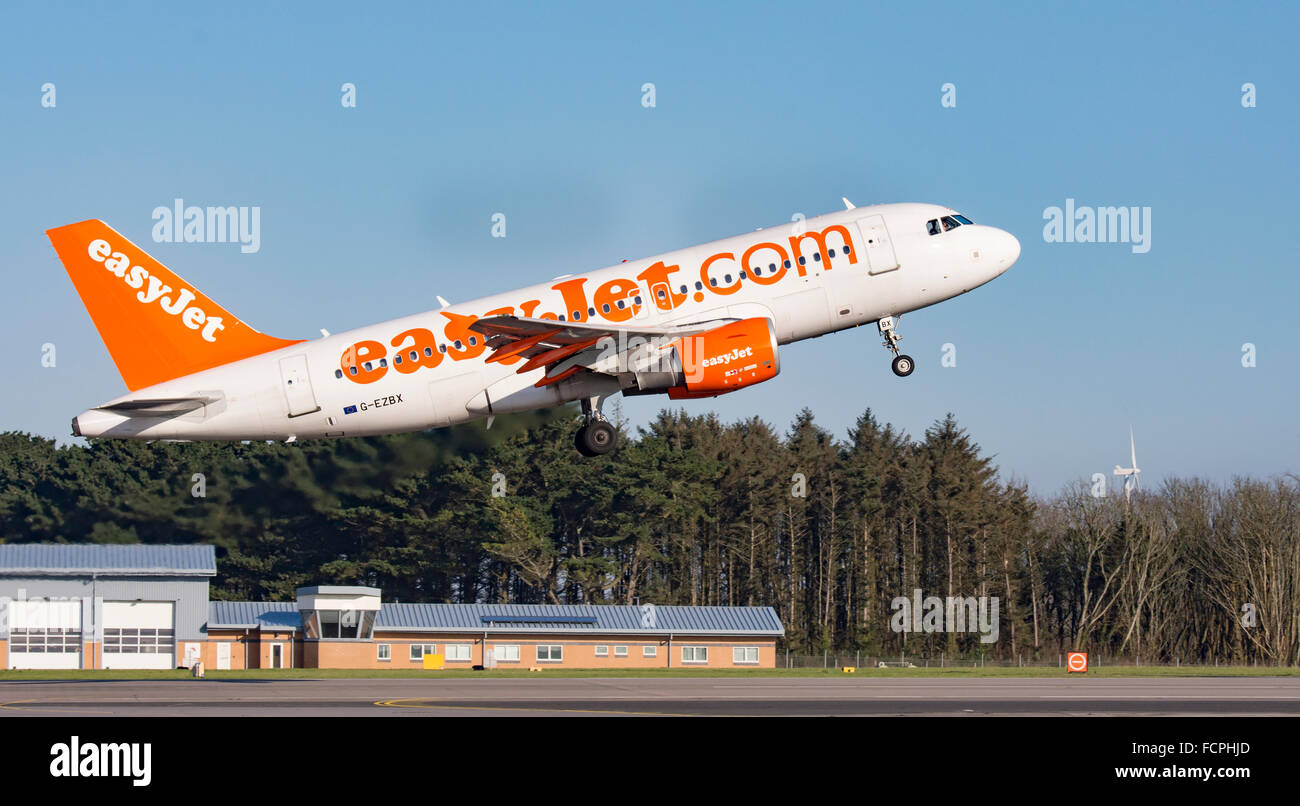 Easyjet A319 practice circuits at Newquay Airport Stock Photo