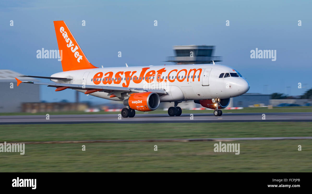 Easyjet Airbus A319 practice circuits at Newquay Airport Stock Photo