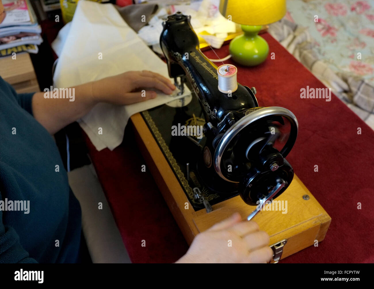 Manual sewing machine hires stock photography and images Alamy