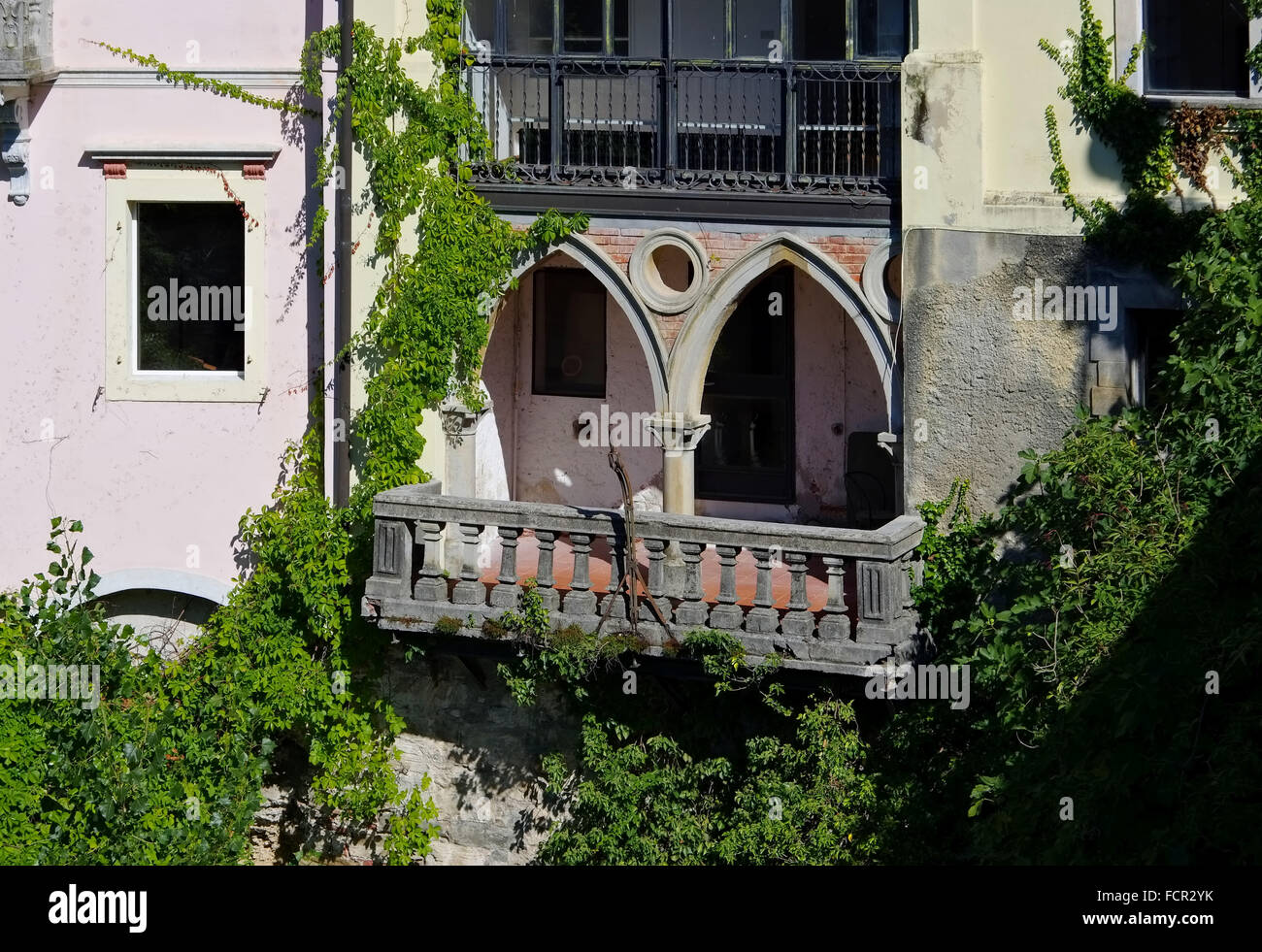 alter gotischer Balkon in Italien - traditionel gothic balcony in Italy Stock Photo