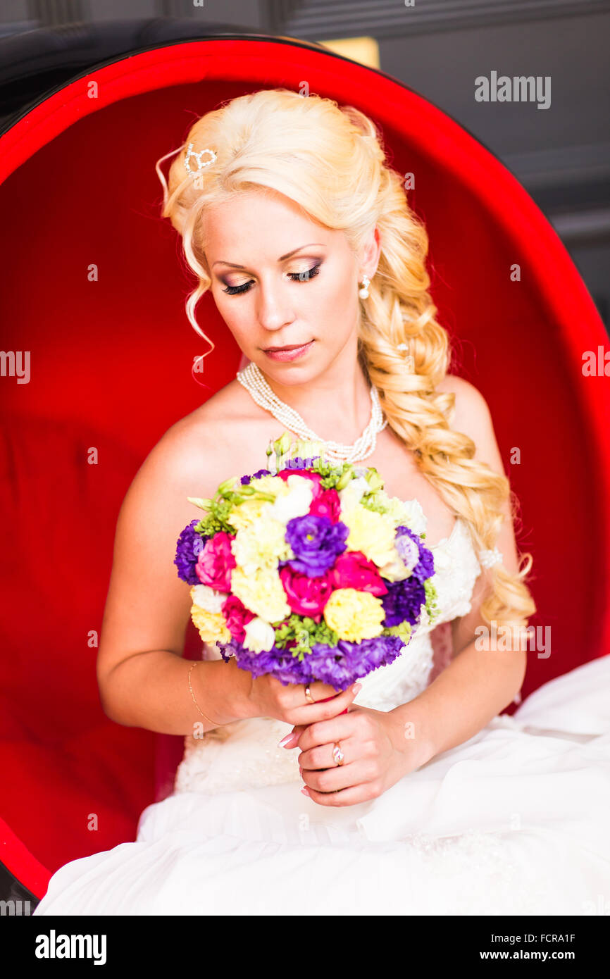portrait of beautiful bride with wedding bouquet Stock Photo - Alamy