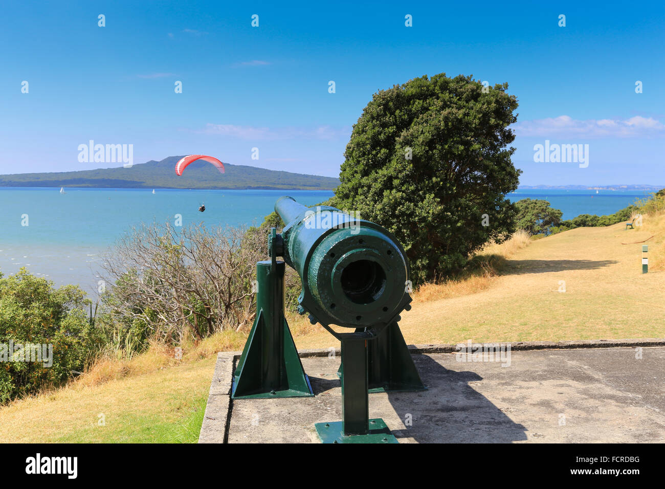 An old 6-inch disappearing gun and paraglider at Hauraki Gulf Maritime Park at Devonport, Auckland, New Zealand. Stock Photo