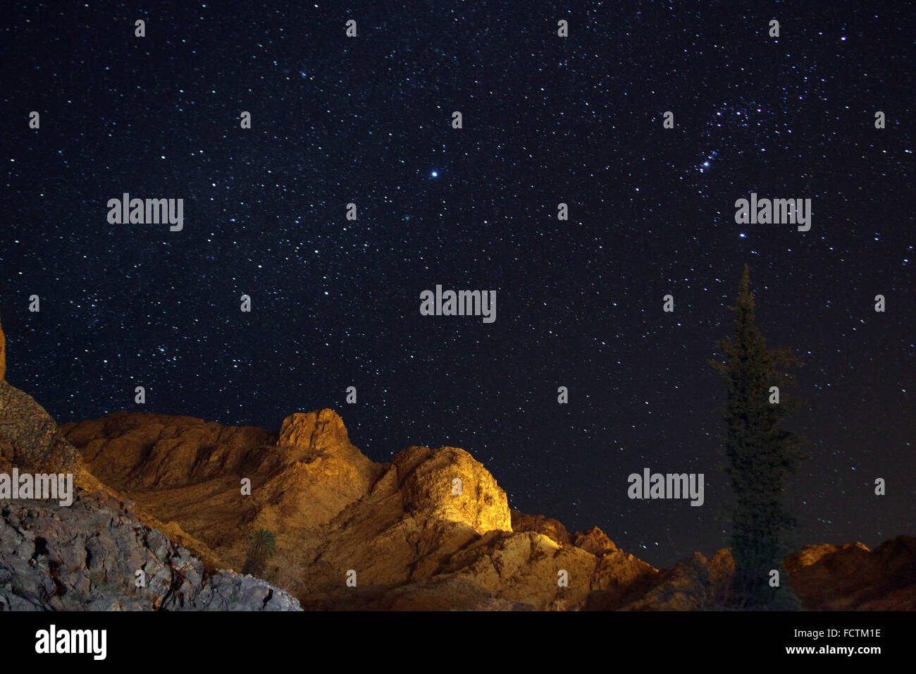 (160125) -- SINA, Jan. 25, 2016 (Xinhua) -- Stars are seen in the sky over the desert south of Sina, Egypt on Jan. 15, 2016. (Xinhua/Ahmed Gomaa) (zjy) Stock Photo