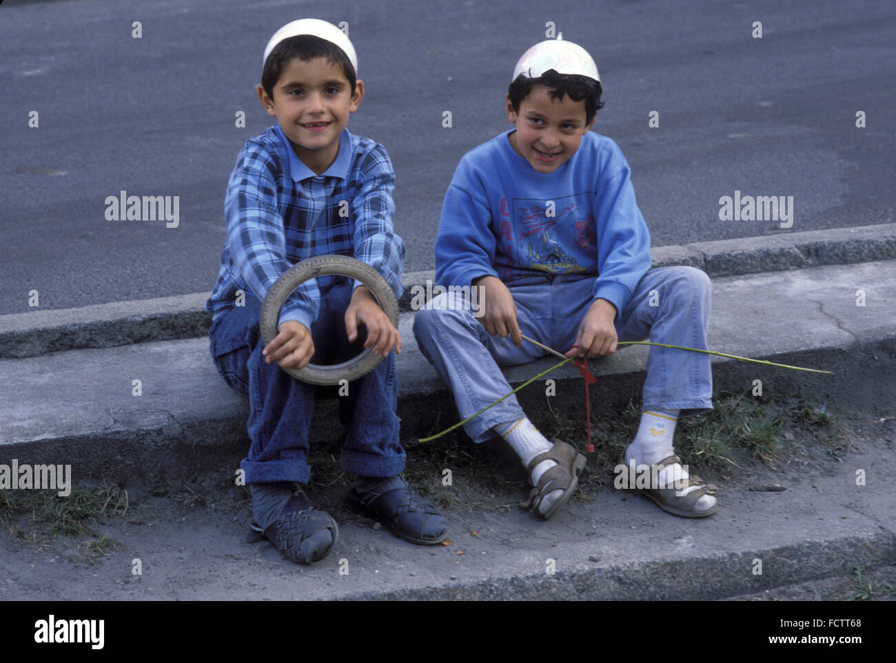 DEU, Germany, Berlin, Turkish children in the town district Kreuzberg.  DEU, Deutschland, Berlin, Tuerkische Kinder in Kreuzberg Stock Photo
