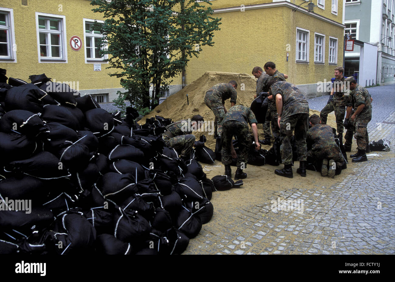 DEU, Germany, Bavaria, Passau, flood of the river Danube, 13.08.2002, soldiers of the German army fill sandbags.  DEU, Deutschla Stock Photo