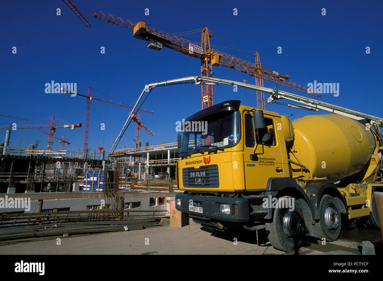 DEU, Germany, Bonn, a concrete-mixer pumps concrete to a building site.  DEU, Deutschland, Bonn, Beton wird von einem Betonmisch Stock Photo
