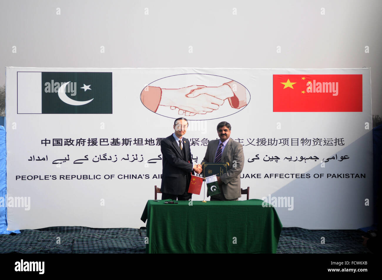 Islamabad, Pakistan. 25th Jan, 2016. Chinese Ambassador to Pakistan Sun Weidong (L) shakes hand with Pakistan's National Disaster Management Authority Chairman Asghar Nawaz at a handover ceremony in Islamabad, capital of Pakistan, on Jan. 25, 2016. China on Monday handed over its second batch of relief goods worth 20 million yuan (3.05 million U.S. dollars) to Pakistan for the people affected by a 7.8-magnitude earthquake which hit the country on Oct. 26 last year. © Ahmad Kamal/Xinhua/Alamy Live News Stock Photo