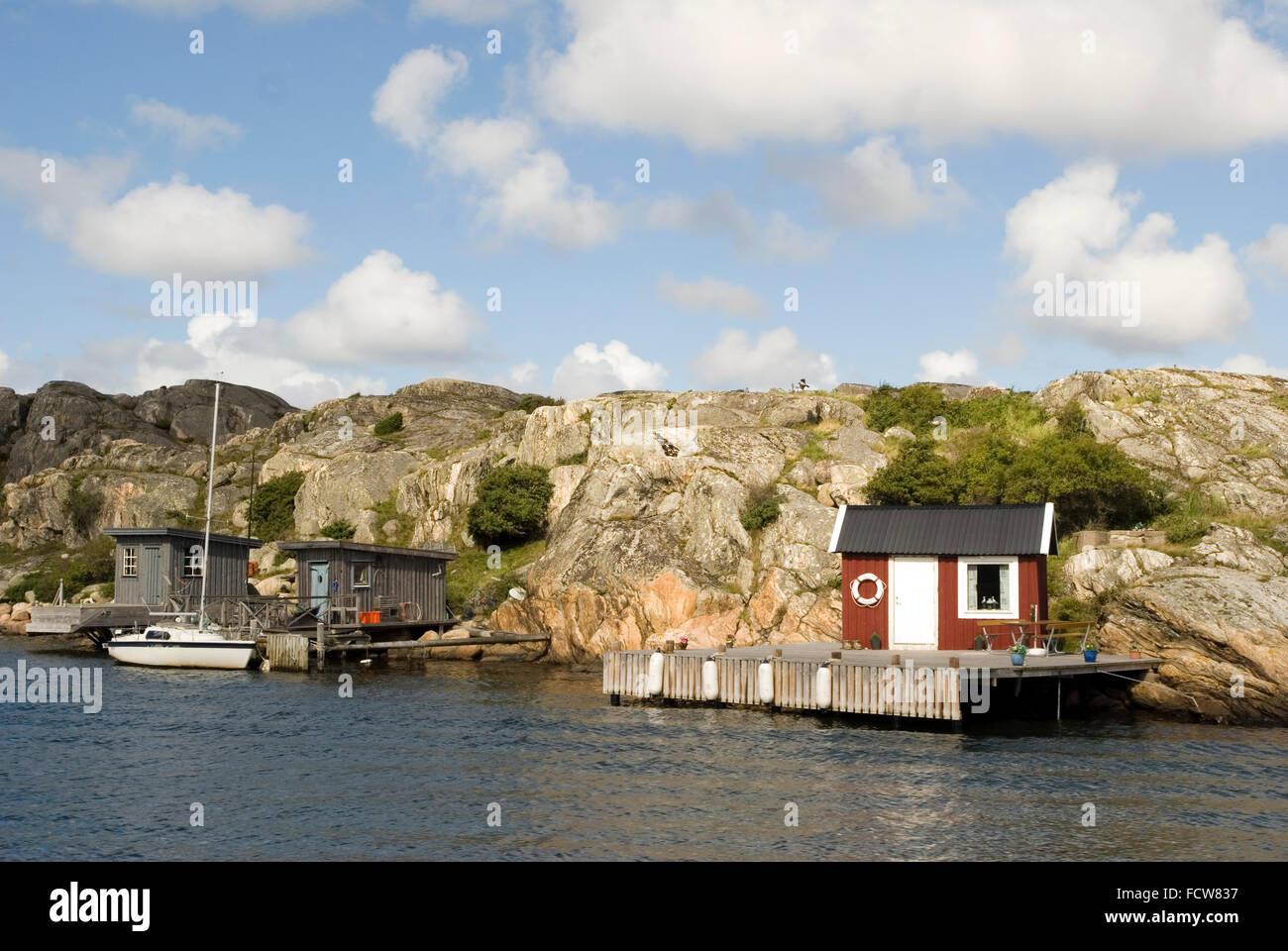 Cabins line the waterway in the Southern Archipelago between Gothenburg and Branno Stock Photo
