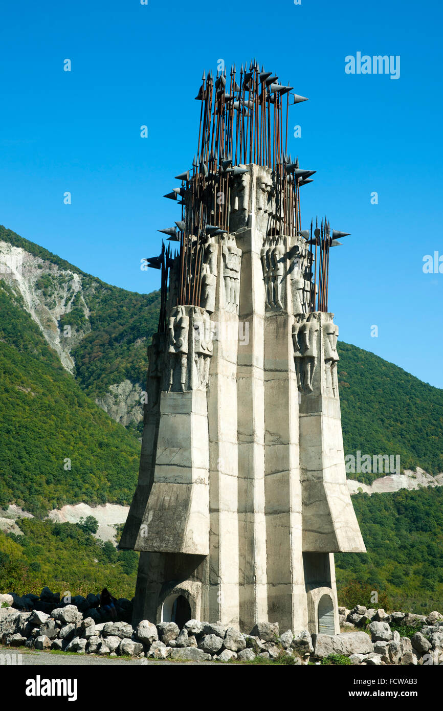 Georgien, Mtskheta-Mtianeti, Denkmal aus den 1980er-Jahren für die 300 aragwelischen Kämpfer an der georgischen Heerstrasse ( Gr Stock Photo