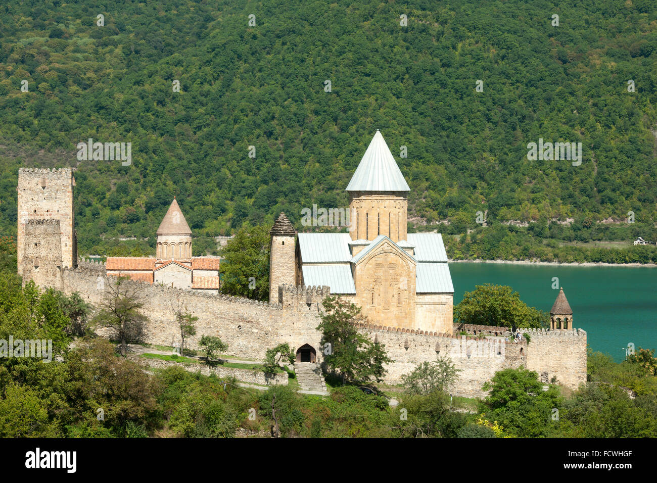 Georgien, Mtskheta-Mtianeti, Festung Ananuri und Shinvali-Stausee an der Georgischen Heerstrasse. Stock Photo