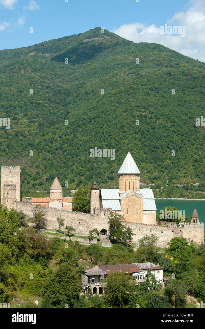Georgien, Mtskheta-Mtianeti, Festung Ananuri und Shinvali-Stausee an der Georgischen Heerstrasse. Stock Photo