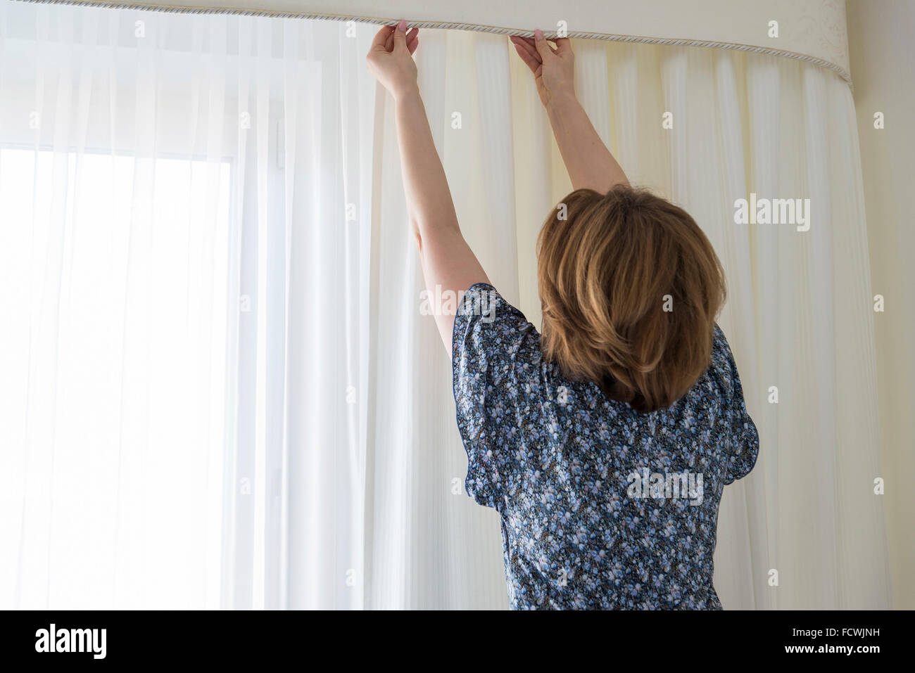 Hanging Up Curtain Using Pleat Hooks Stock Photo - Download Image Now -  Curtain, Architectural Cornice, Repairing - iStock
